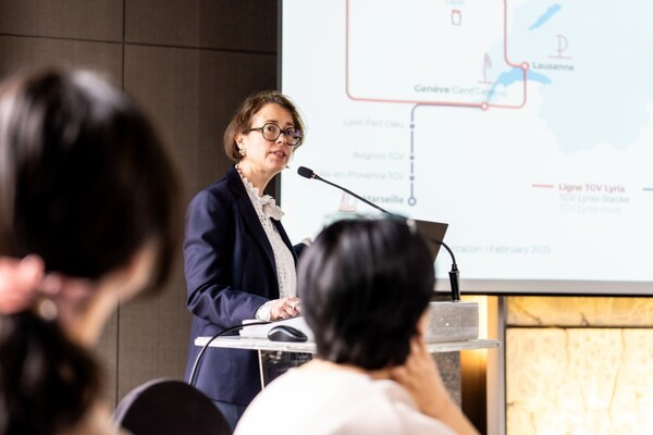 테제베 리리아의 최신 정보를 발표 중인 마리 헬렌 바젠 해외 영업 총괄 [사진=레일유럽]