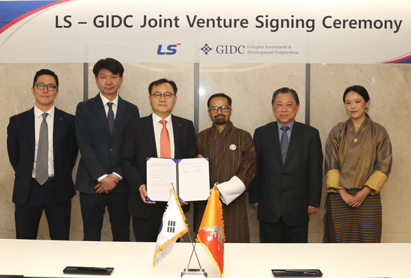 명노현 LS 부회장(사진 왼쪽 세 번째)이 5월 9일 LS용산타워에서 우즈왈 딥 다할 GIDC CEO(네 번째)를 비롯한 주요 관계자들과 만나 LS와 부탄 정부의 산하기관인 GIDC가 합작법인을 설립하기로 했다. [사진=LS]