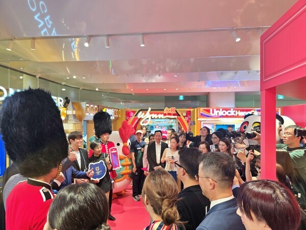 더런더너 부스 앞에서 기념 촬영에 응한 마카오정부관광청 주요 관계자들 [사진= 편성희 기자] 