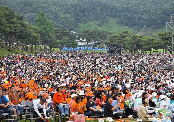 4만 6천여 명이 운집한 가운데 5월 31일 개최된 서원밸리 그린콘서트 관람객들 모습. [사진=이상인 편집위원]