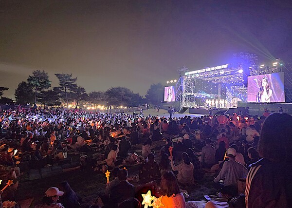 어둠이 깃든 골프장 페어웨이에서 개최된 서원밸리 그린콘서트의 관람객들이 본 공연을 관람하고 있는 모습 