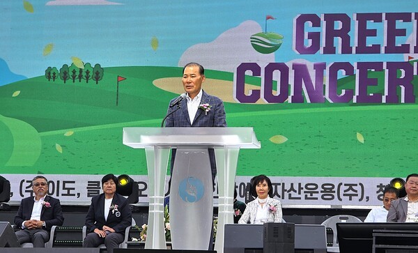 최등규 대보그룹 회장이 5월 31일 제21회 서원밸리 그린콘서트 본 공연의 개막을 선언하고 있다. 