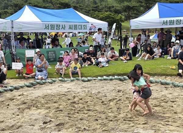 서원밸리 그린콘서트 체험 프로그램 중 어린이 '서원장사 씨름대회'는 골프장 펑커에서 진행된다. 여자 유치부 선수들의 대회 모습   