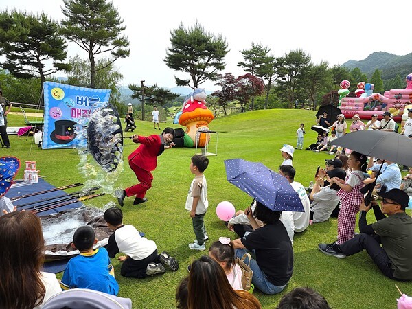 서원밸리 그린콘서트 프로그램 중 어린이들에게 인기를 누리고 있는 머블 매직쇼 모습 