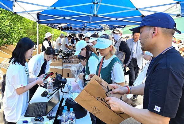 서원밸리 그린콘서트 행사장 입구에 마련된 캘러웨이골프 자선바자회 부스에 많은 관람객들이 몰려 골프용품을 구매하고 있는 모습 