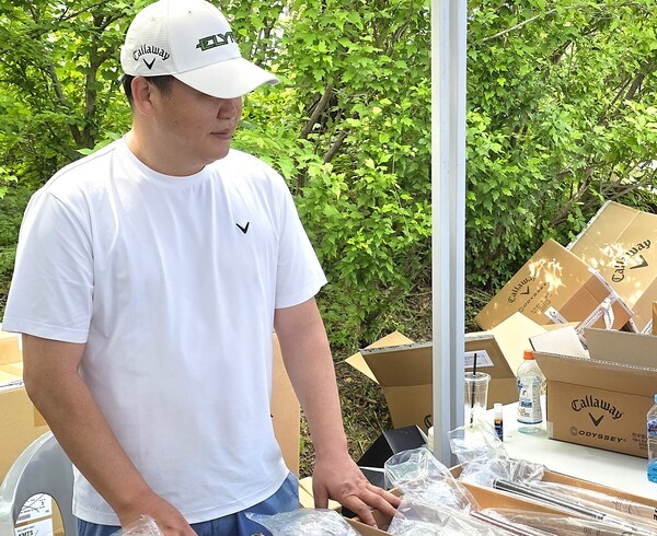 캘러웨이 자선바자회 부스에서 판매하고 있는 이용한 캘러웨이골프 영업담당 이사