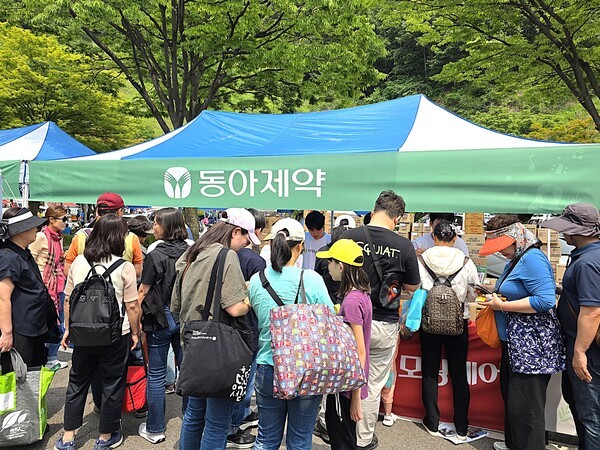사랑의 바자회 동아제약 부스에 많은 관람객이 몰려 있는 모습 
