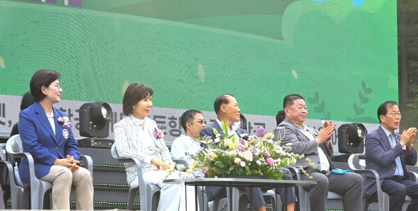 서원밸리 그린콘서트 식전행사에 참석한 귀빈들의 모습 (앞줄 좌측부터) 김순희 한국여자프로골프협회 수석부회장, 최등규 회장 부인 오수아 여사, 최등규 회장, 김경일 파주시장, 윤후덕 국회의원 등