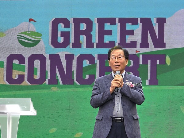 서원밸리 그린콘서트 식전행사에서 축사를 하고 있는 윤후덕 국회의원 