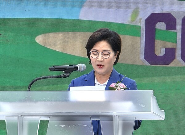 서원밸리 그린콘서트 식전행사에서 축사를 하고 있는 김순희 한국여자프로골프협회 수석부회장 