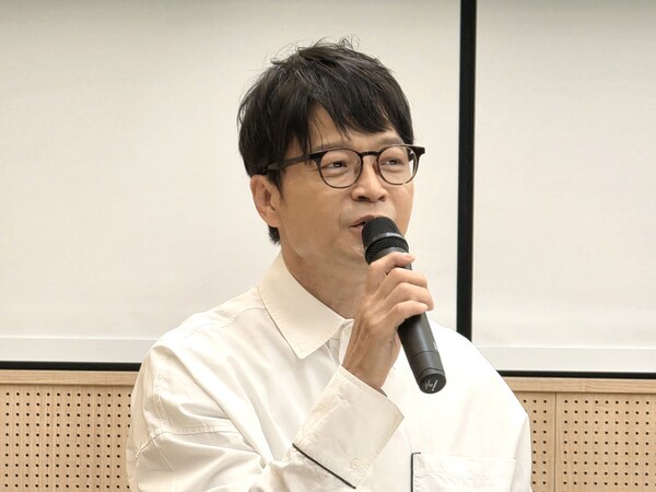 특별 기자회견에서 참가하게 된 배경과 소감을 밝히고  있는 가수 박학기 