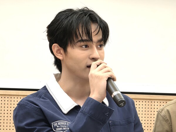 특별 기자회견에서 소감을 밝히는 태국의 인기가수 바코드 