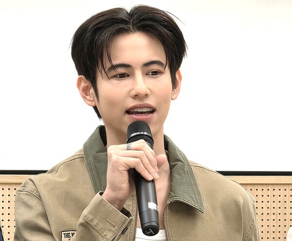 특별 기자회견에서 소감을 밝히는 태국의 인기가수 수드얏