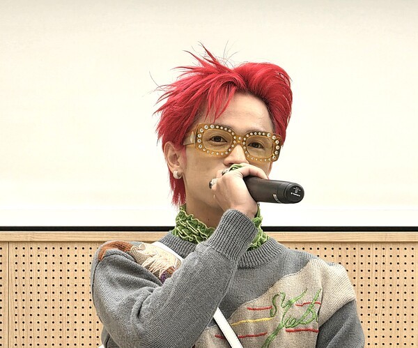 특별 기자회견에서 소감을 밝히는 베트남의 인기가수 세븐디나잇