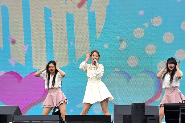 서원밸리 그린콘서트 본 공연 1부에서 가수 오유진의 공연 모습 