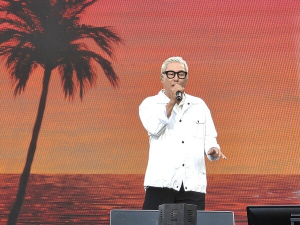 서원밸리 그린콘서트 본 공연 1부  가수 윤종신의 공연 모습