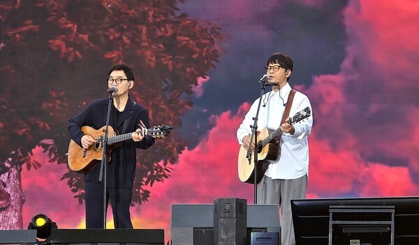 서원밸리 그린콘서트 본 공연 1부  가수 박학기(우측)와 추가열(좌측) 모습