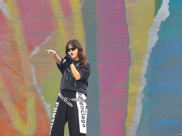 서원밸리 그린콘서트 본 공연 1부 첫 출연자 가수 키썸의 공연 모습 