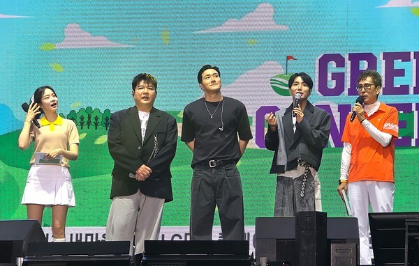 ​서원밸리 그린콘서트 본 공연 1부에서 공연을 펼친 슈퍼주니어 유닛(이특, 신동, 최시원)이 사회자와 소감을 나누고 있는 모습