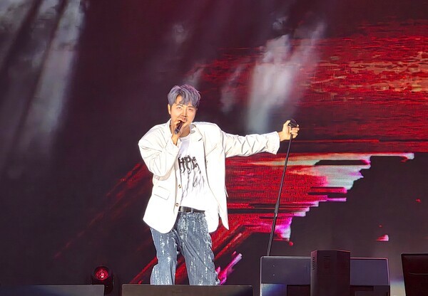 서원밸리 그린콘서트 본 공연 1부  마지막으로 출연한 가수 정동하의 공연 모습