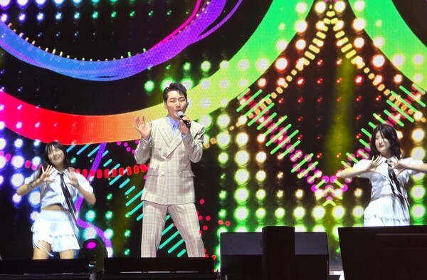 서원밸리 그린콘서트 본 공연 2부 가수 박군의 공연 모습