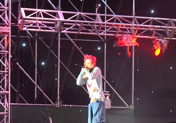 서원밸리 그린콘서트 본 공연 2부에서 특별 공연을 펼치고 있는 베트남 유명가수 세븐디나잇 공연 모습 