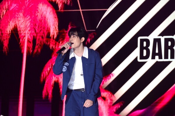 서원밸리 그린콘서트 본 공연 2부에서 특별 공연을 펼치고 있는 태국 유명가수 바코드의 공연 모습  