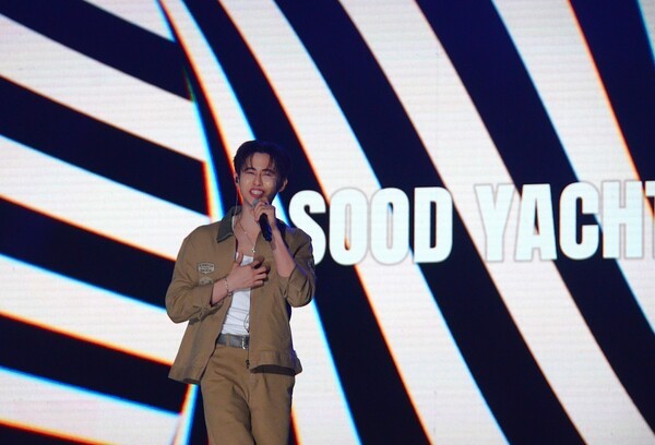 서원밸리 그린콘서트 본 공연 2부에서 특별 공연을 펼치고 있는 태국 유명가수 수드얏의 공연 모습  