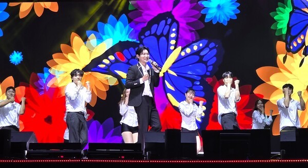 서원밸리 그린콘서트 본 공연 2부 가수 손태진의 공연 모습