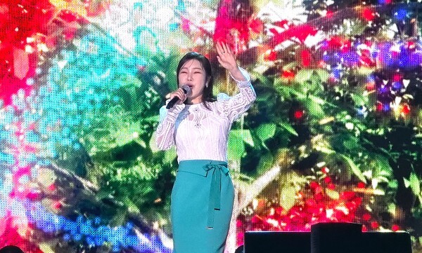 서원밸리 그린콘서트 본 공연 2부 가수 송가인의 공연 모습