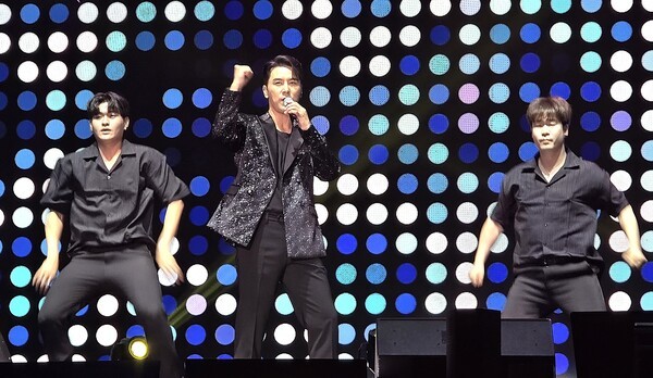 서원밸리 그린콘서트 본 공연 2부 마지막 및 본 공연의 데비를 장식한 가수 장민호의 공연 모습