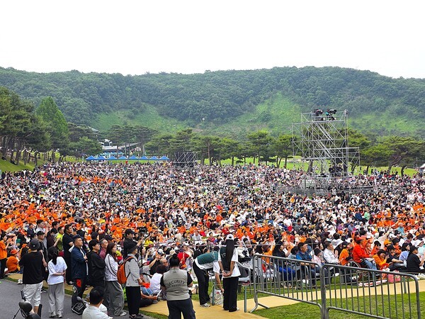 공연장을 가득 메운 관람객들의 모습 