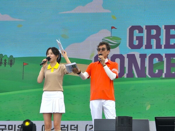 서원밸리 그린콘서트 본 공연 1부 사회를 맡은 이종현 총감독(우측)과  장예원 아나운서(좌측)