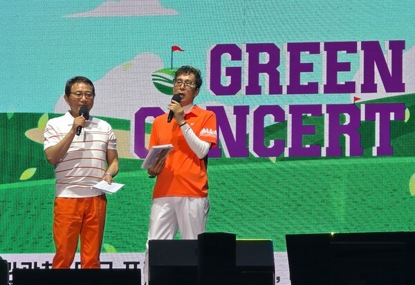 서원밸리 그린콘서트 본 공연 2부 사회를 맡은 개그맨 이봉원(좌측)과 이종현 총감독 