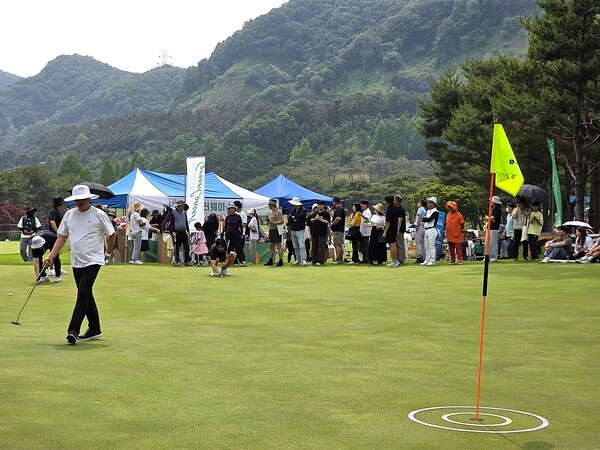 서원밸리 그린콘서트 행사에서 캘러웨이골프 코리아가 개최한 퍼팅대회 모습 