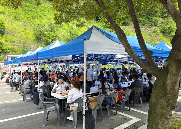 서원밸리 그린콘서트 행사장 입구 먹거리 부스 앞에 설치된 야외 쉼터