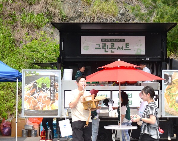 서원밸리 그린콘서트 행사장 앞 주차장에 준비된  푸드트럭 모습 