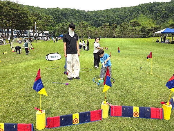 서원밸리 그린콘서트 행사장에 마련된 어린이 골프체험장에서 골프 놀이를 하고 있는 어린이 관람객 모습 