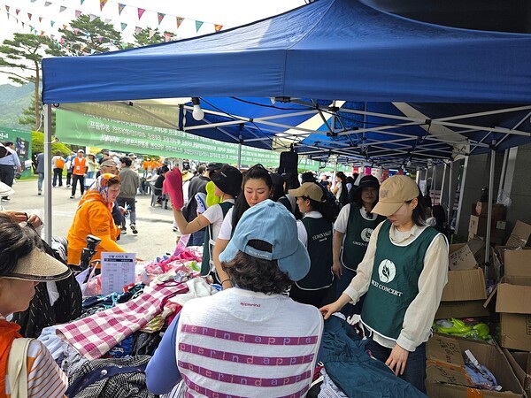 서원밸리 그린콘서트가 개최되고 있는 클럽하우스 앞 아울렛 부스를 찾아 와 많은 관람객들이 저렴하게 상품을 구매하는 기쁨도 누렸다. 이곳에서 판매 수익금 전액이 기부금으로 전달됐다