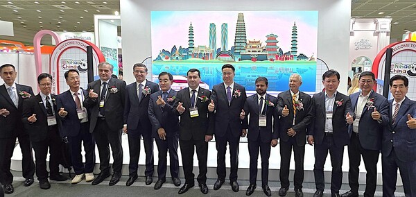 제40회 서울국제관광전에 참석한 귀빈들이 행사장 부스에서 기념사진을 촬영했다 [사진=이상인 편집위원]