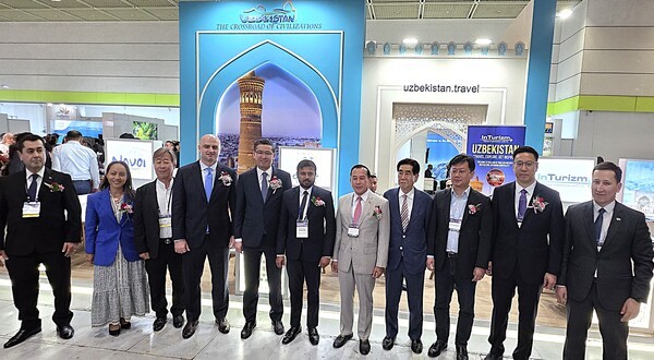 제40회 서울국제관광전에 참석한 귀빈들이 행사장 부스에서 기념사진을 촬영했다 [사진=이상인 편집위원]