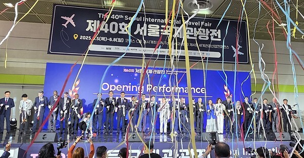 제40회 서울국제관광전 개막식에서 테이프 커팅 직후 오색 리본이 휘날렸다 [사진=이상인 편집위원]