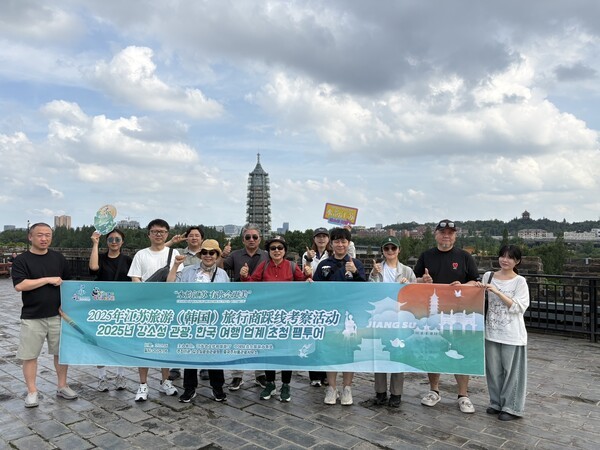 중국 강소성 초청으로 난징 시내를 시찰 중 기념사진을 촬영했다 [사진=서울시관광협회]