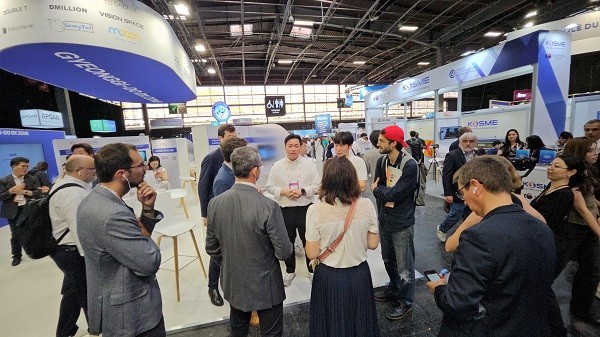 [사진: 프랑스 VivaTech, 르노자동차 그룹 실무진에게 엘리케어를 소개 중인 김지원 대표]