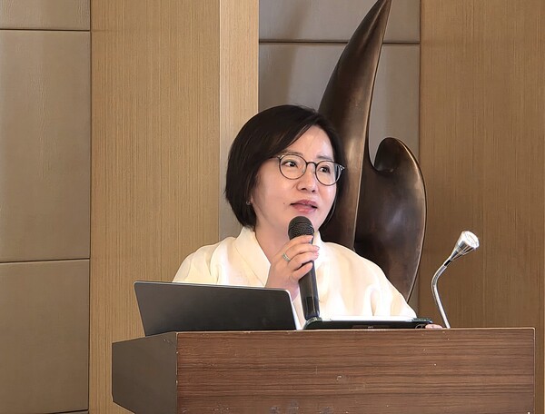 지난 17일, 중국 산둥성 청도 부력애미호텔에서 개최된 '제2회 부탄 ESG 여행상품 설명회'에서 부탄 ESG 여행상품을 설명하고 있는 김민경 한국부탄우호협회 회장 [사진=이상인 편집위원]