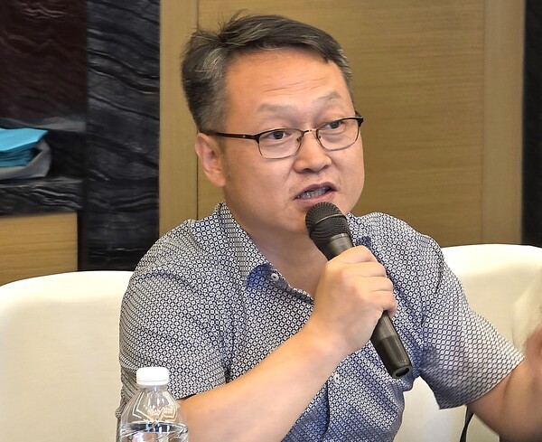 지난 17일, 중국 산둥성 청도 부력애미호텔에서 개최된 '제2회 부탄 ESG 여행상품 설명회'에서 축사를 하고 있는 이홍국 청도시 문화관광국 문화관광마케팅처 부처장 [사진=이상인 편집위원]