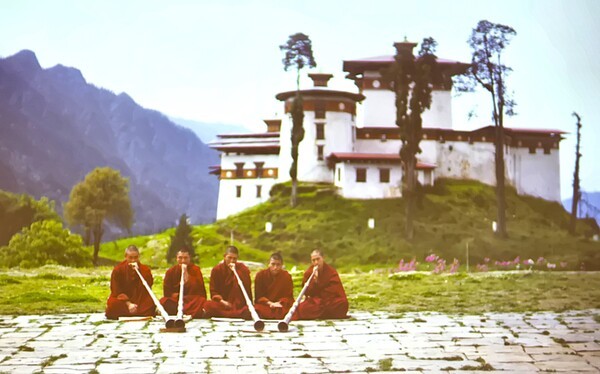 지난 17일, 중국 산둥성 청도 부력애미호텔에서 개최된 '제2회 부탄 ESG 여행상품 설명회'에서 상영된 부탄 관광 홍보 영상 모습 [사진=이상인 편집위원]