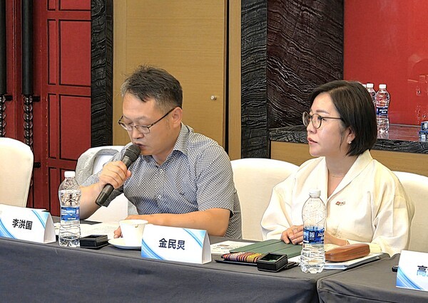 지난 17일, 중국 산둥성 청도 부력애미호텔에서 개최된 '제2회 부탄 ESG 여행상품 설명회'에서 축사를 하고 있는 이홍국 부처장(좌측)과 축사를 경청하고 있는 김민경 회장(우측) 모습 [사진=이상인 편집위원]