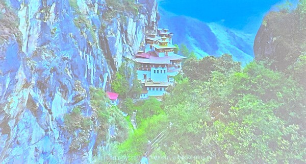 지난 17일, 중국 산둥성 청도 부력애미호텔에서 개최된 '제2회 부탄 ESG 여행상품 설명회'에서 상영된 부탄의 대표 관광지 탁상사원 모습 [사진=이상인 편집위원]