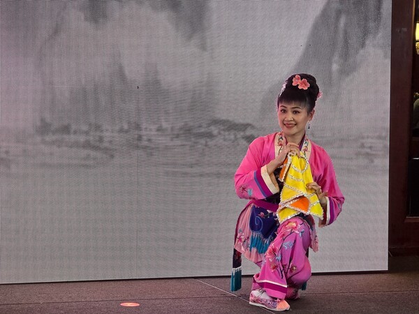 계림 무형문화재 ‘채색극’ 희곡 공연 중 일부 모습 [사진=이상인 편집위원]